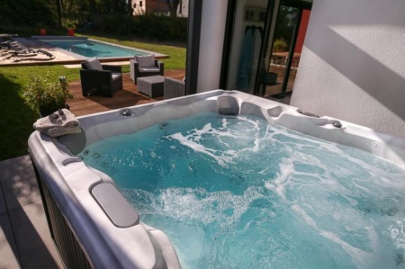 Cr&eacute;ez votre espace d&eacute;tente avec un spa privatif &agrave; VILLETTE D'ANTHON